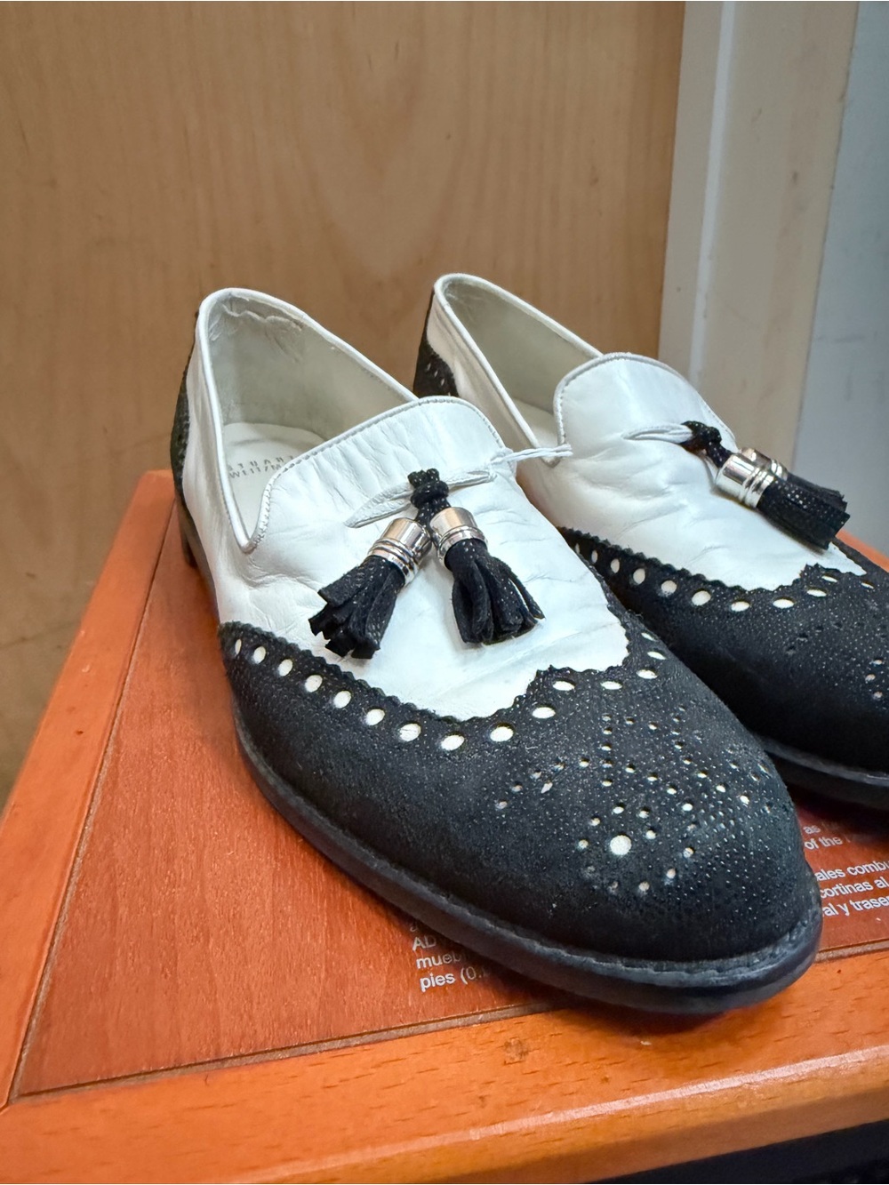 Stuart Weitzman Women’s Black & White Leather Tassel Loafers. Size: 9 - Picture 4 of 8